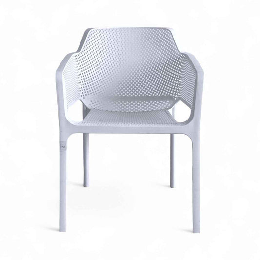 Silla PP Net color blanco para exteriores y espacios modernos
