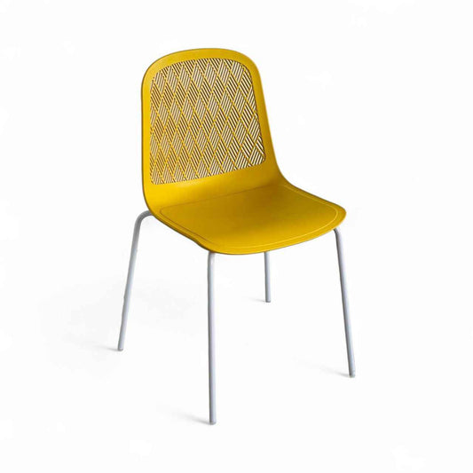Silla nórdica amarilla con patas metálicas para restaurante o cafetería