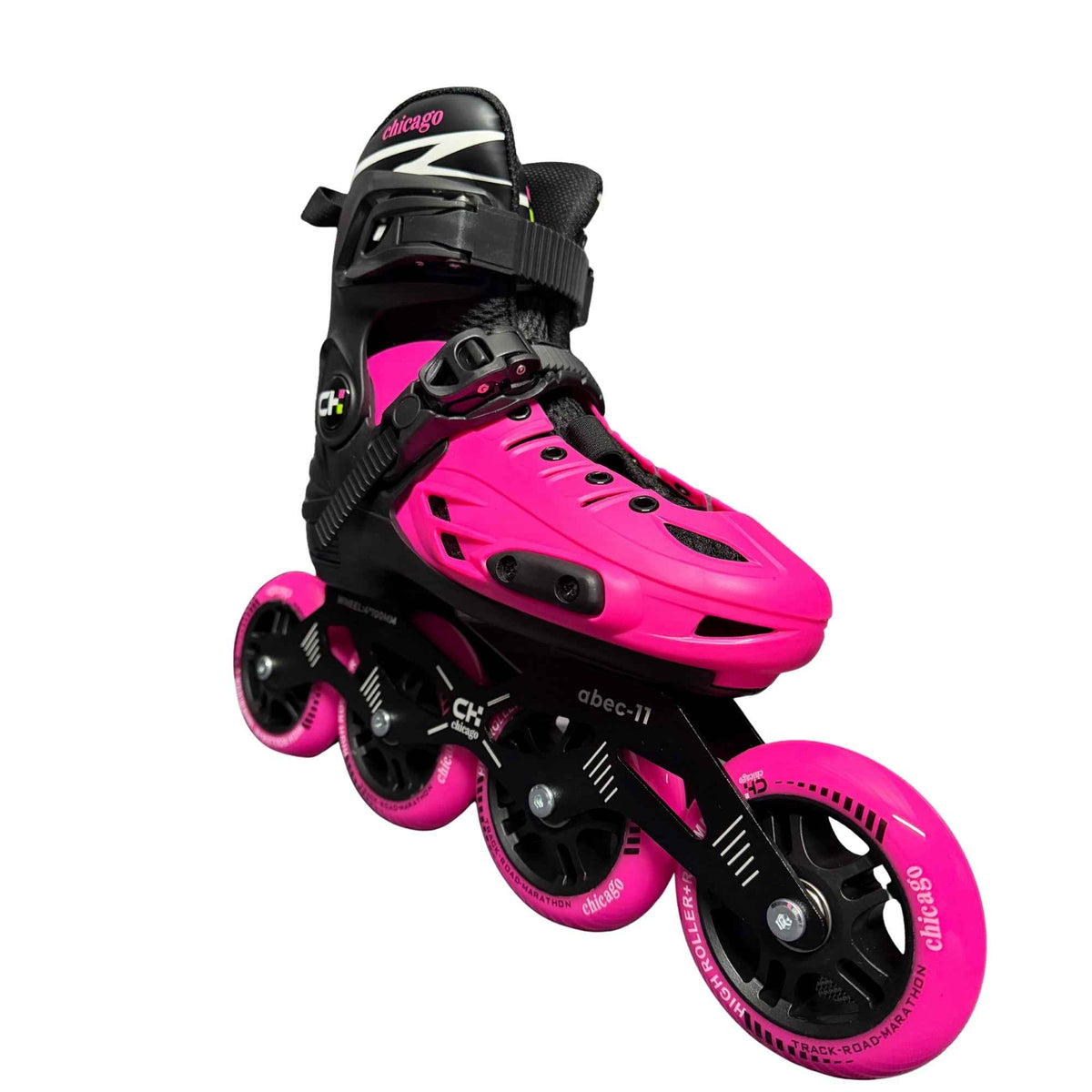 Detalle de patines semiprofesionales negros con ruedas fucsia