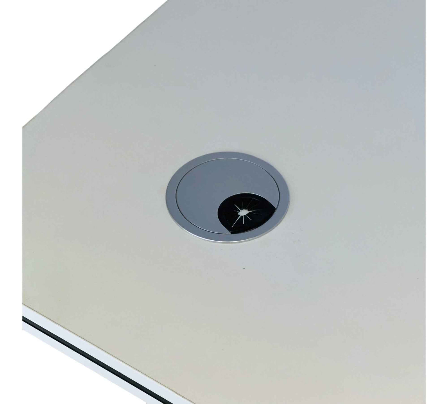 Detalle de pasacables en escritorio MDF para computador u oficina