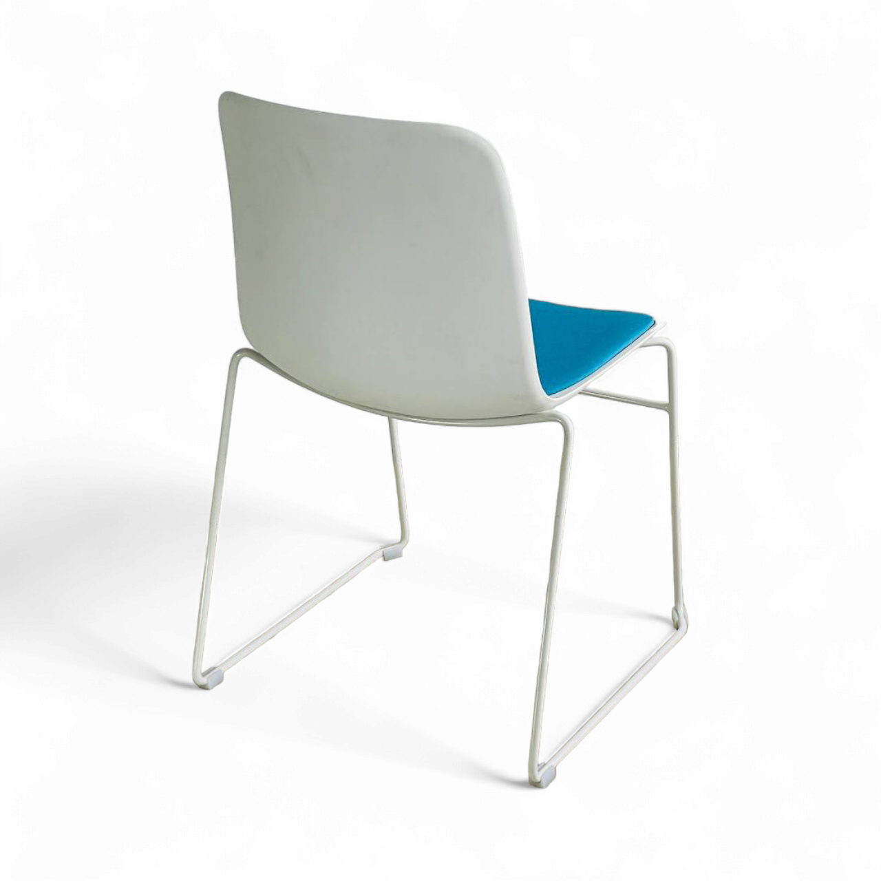 Silla auxiliar Lumin con cojín azul y estructura blanca para comedor