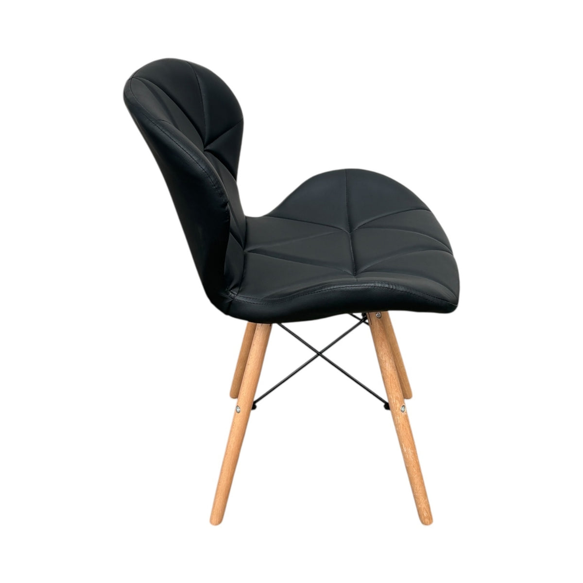 Silla de diseño Mariposa negra con espaldar curvo y patas de madera