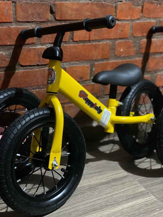 Bicicleta de equilibrio amarilla con ruedas de neumático para niños