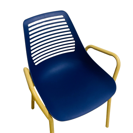 Detalle de silla auxiliar con asiento azul y estructura metálica