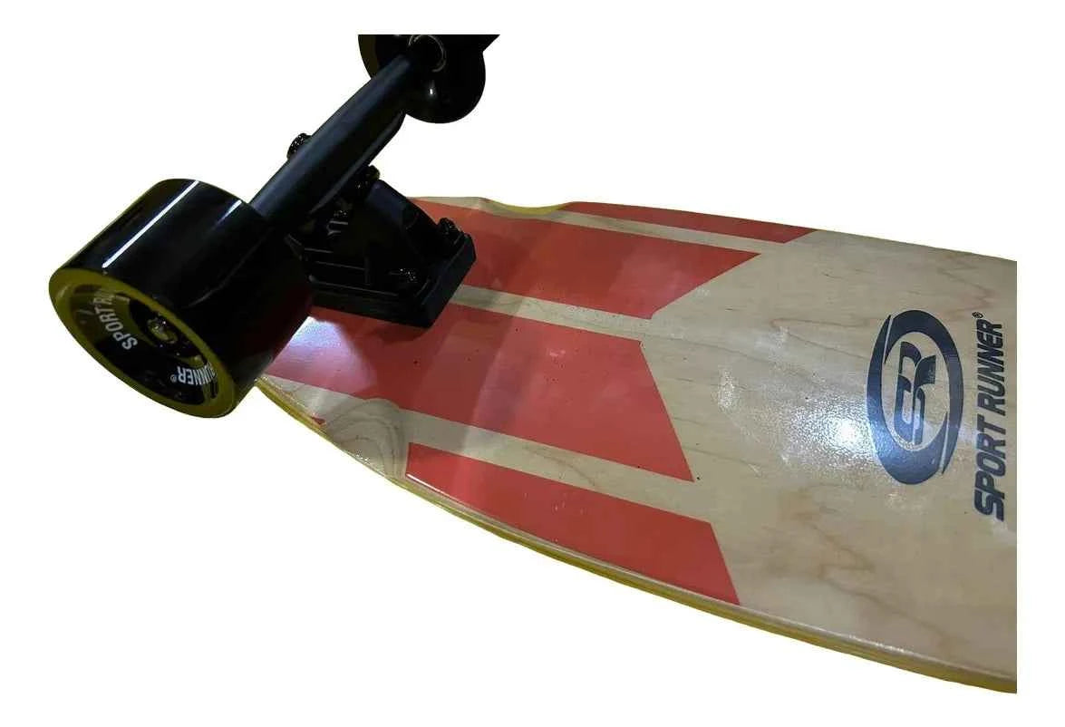 Detalle de tabla longboard Sport Runner en pino canadiense con diseño deportivo