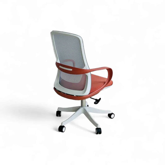 Silla operativa ergonómica roja con base giratoria para oficina