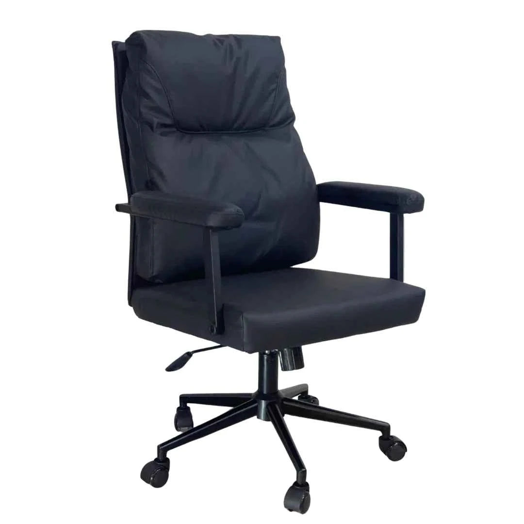 Silla de escritorio negra superacolchada con apoyabrazos para home office