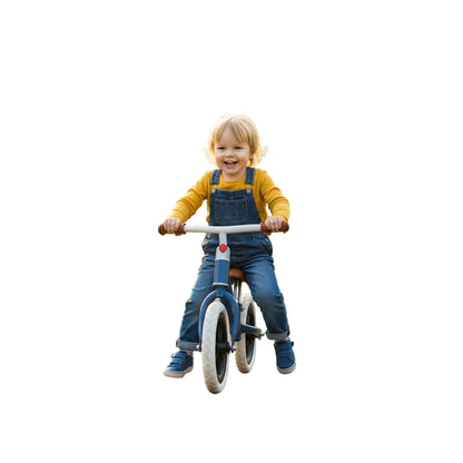 Niño usando bicicleta de equilibrio Advanced para paseo y diversión
