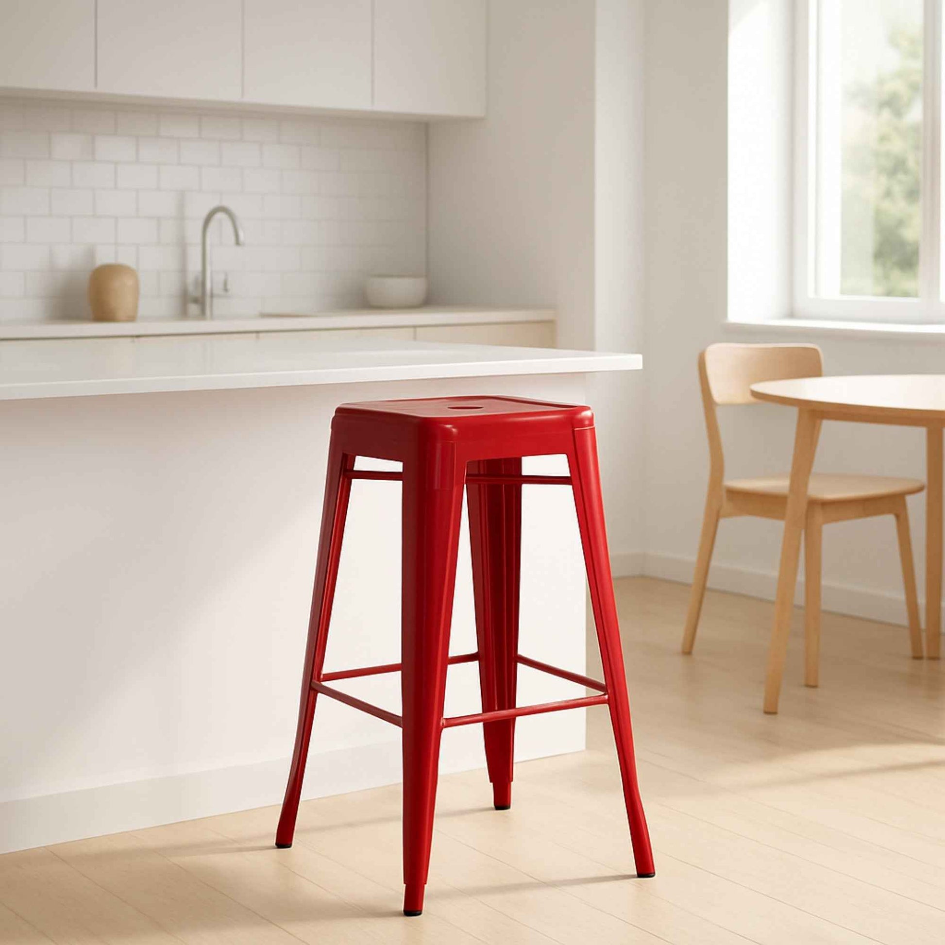 Taburete metálico Tolix rojo en ambiente de cocina o restaurante