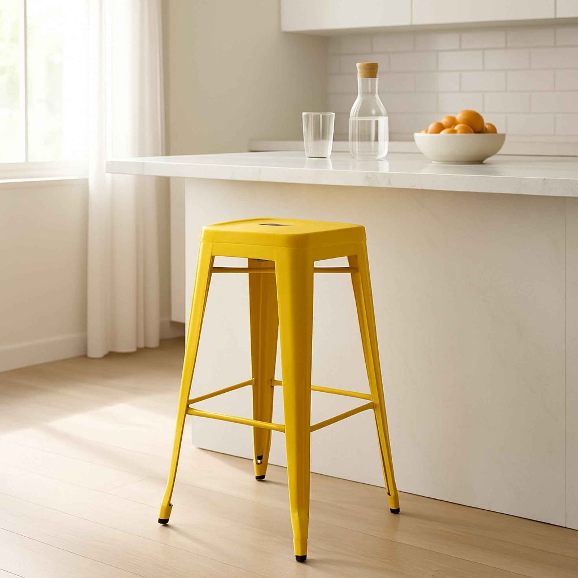 Taburete Tolix amarillo metálico en ambiente de cocina o comedor