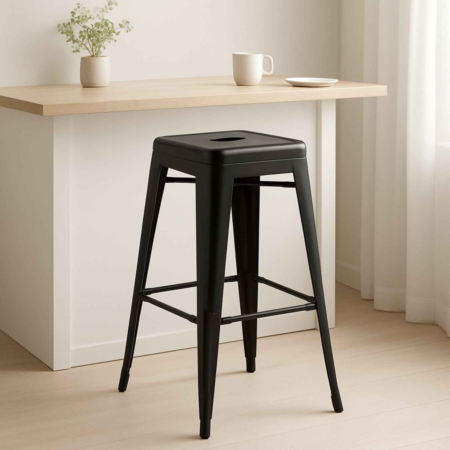 Taburete metálico Tolix negro en ambiente de cocina o comedor