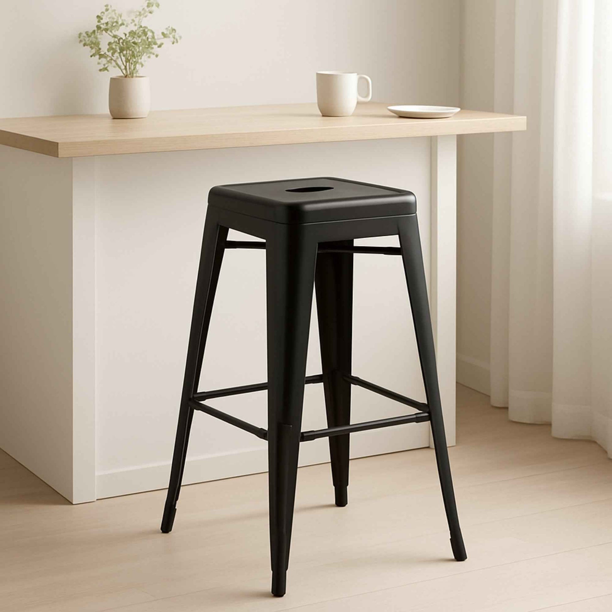 Taburete metálico Tolix negro en ambiente de cocina o comedor