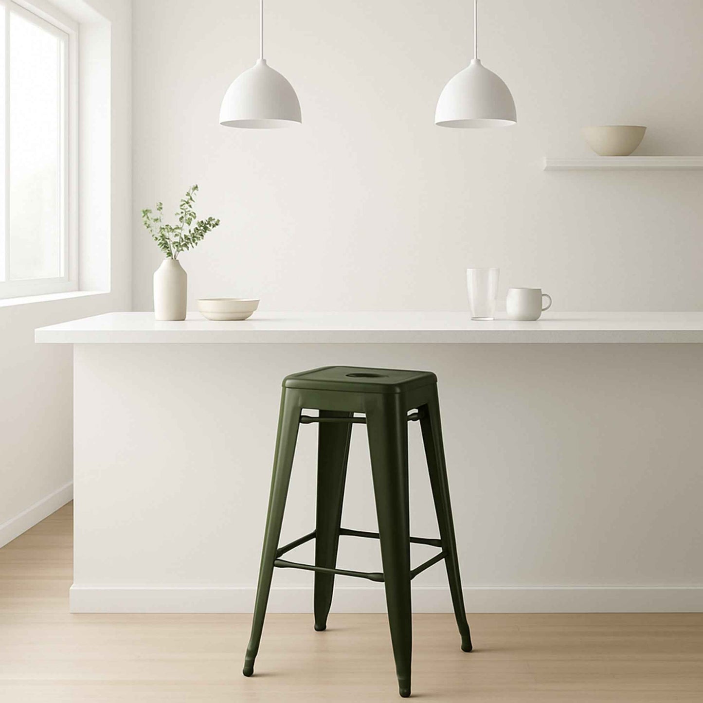 Taburete Tolix blanco metálico en ambiente moderno de comedor
