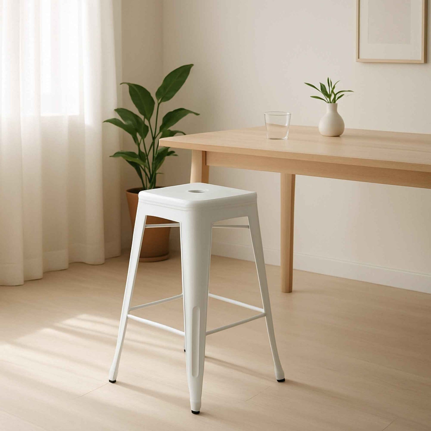 Taburete metálico Tolix blanco en ambiente moderno de comedor
