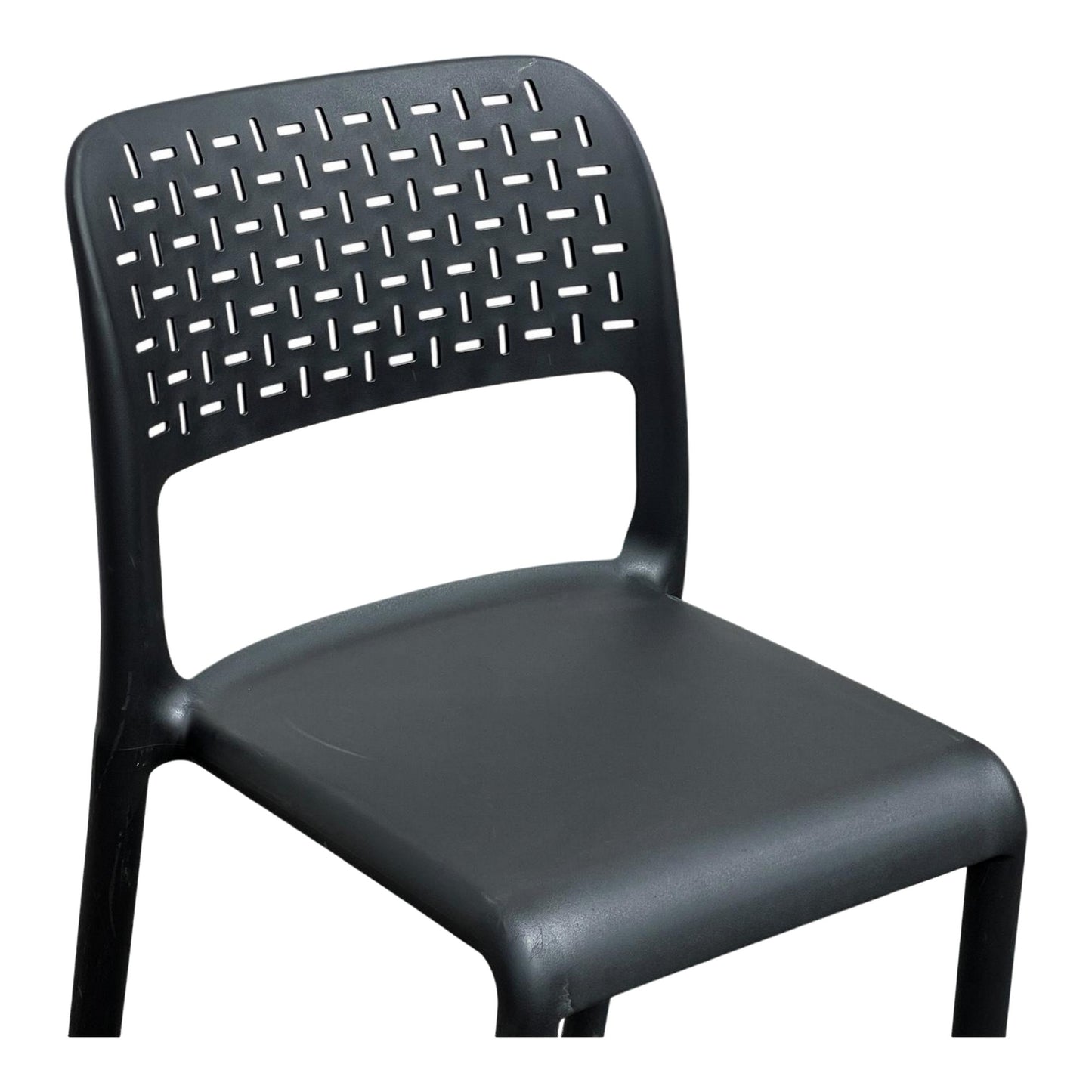 Silla negra con diseño calado para terraza, jardín y uso diario